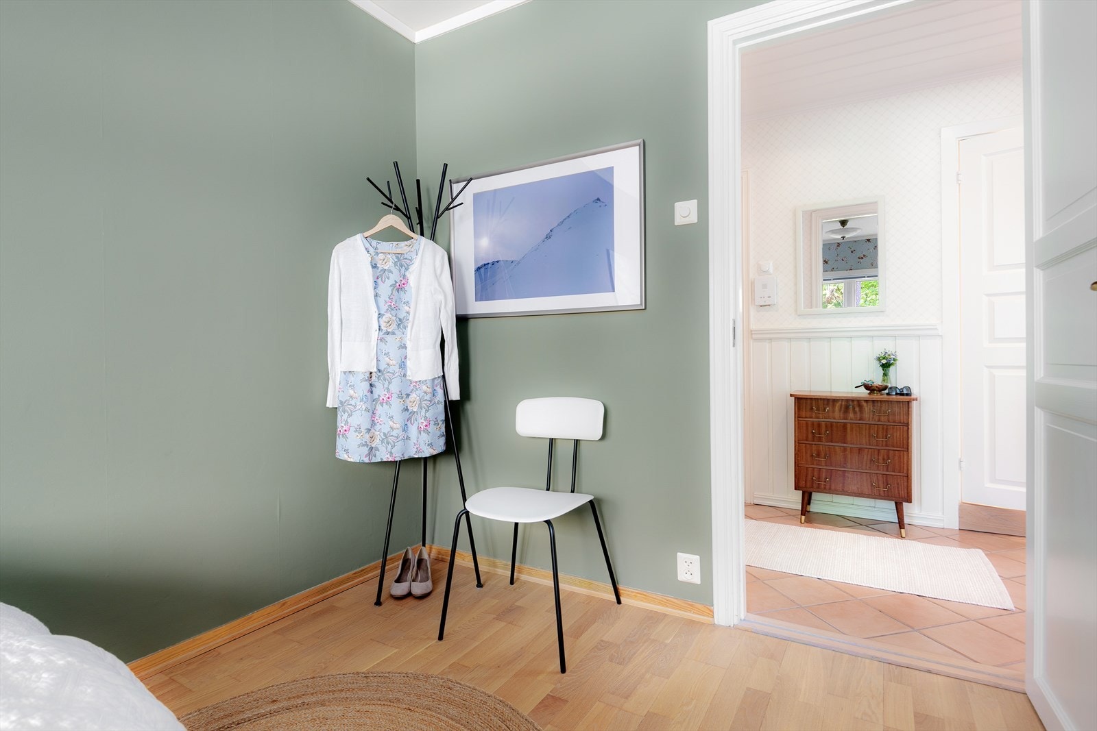 Her er det skyvedørsgarderobe og innebygd skap langs den ene veggen. Galleribilde