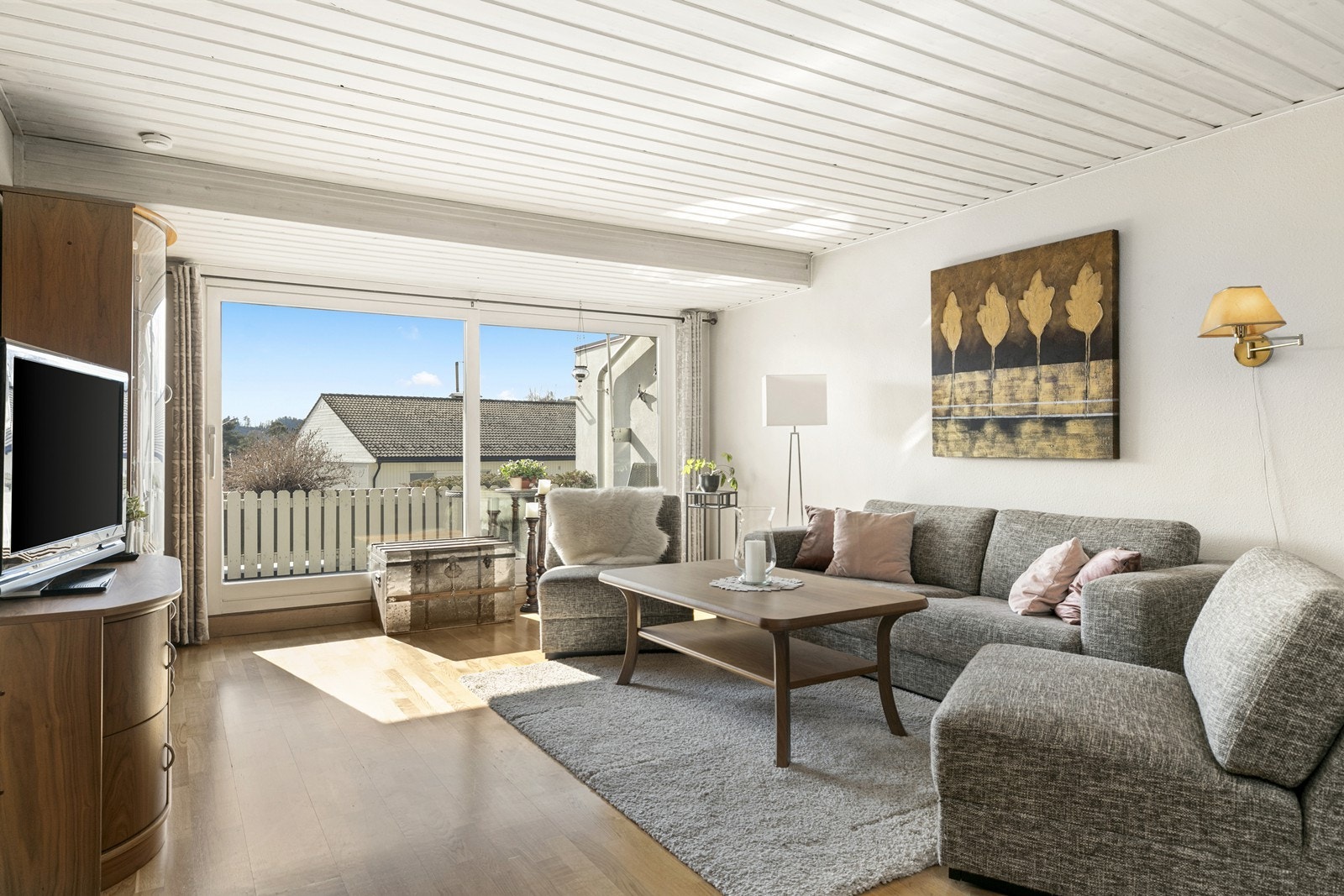 Stuen har stor hev-skyvedør som gir godt med naturlig lys inn i rommet Galleribilde