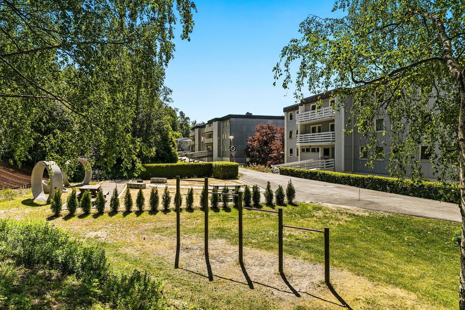 Pent opparbeidet areal bortenfor boligblokken Galleribilde