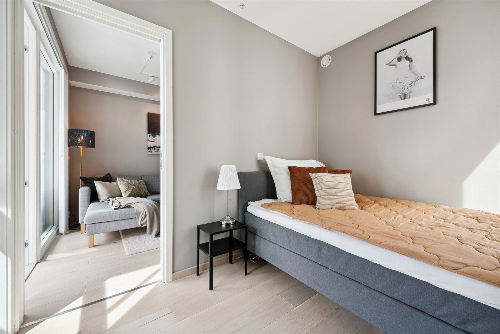 Soveværelse nr 2 egner seg perfekt som et barne-/gjesteværelse og har god plass for en enkeltseng/sovesofa, samt et lite skap og annet soveromsinteriør Galleribilde