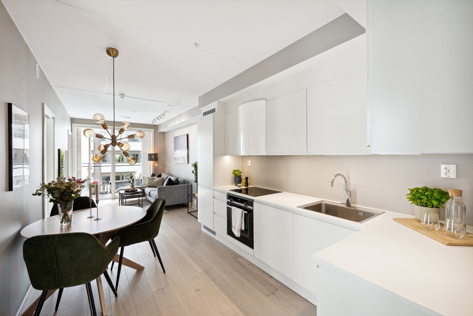 Når man beveger seg inn i leiligheten legger man umiddelbart merke til leilighetens særpreg med sitt designmessige uttrykk med high-end innredning og stilfulle detaljer Galleribilde