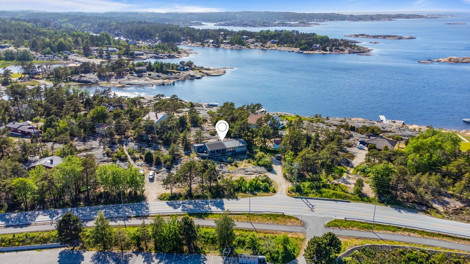 Eiendommen har en attraktiv beliggenhet på Sildeodden og nordspissen av Vesterøy. Galleribilde