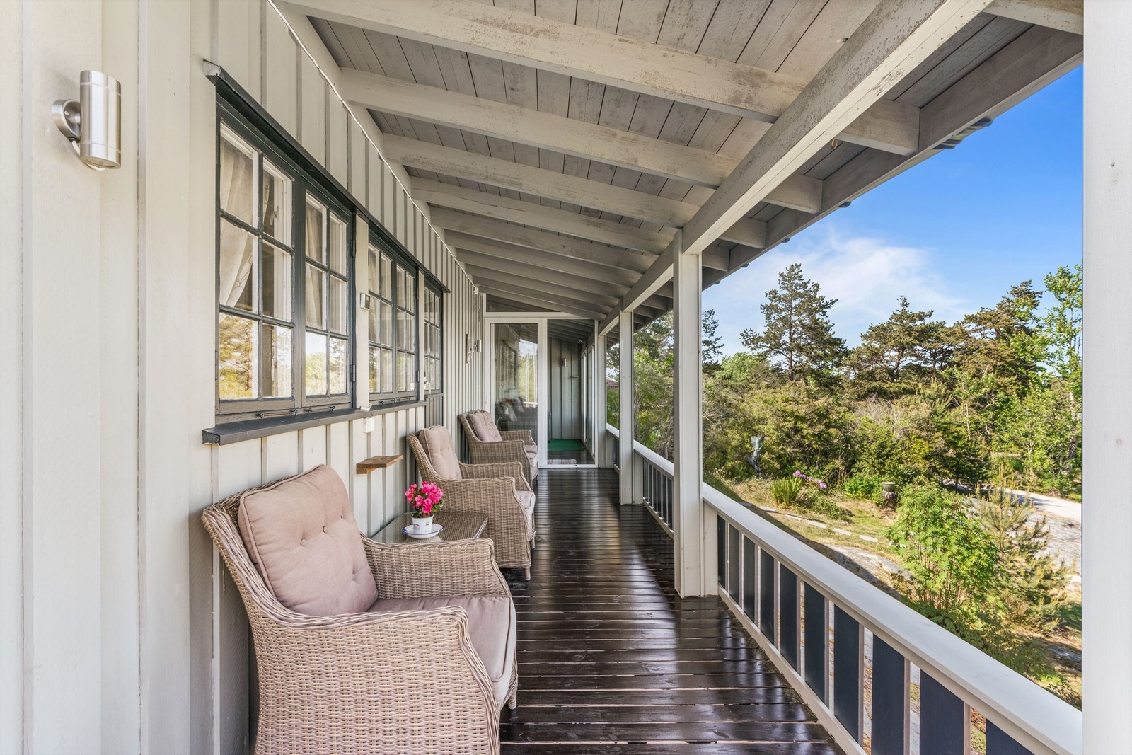 Store deler av terrassen er overbygget. Glassvegger er også satt opp for le mot vind. Galleribilde