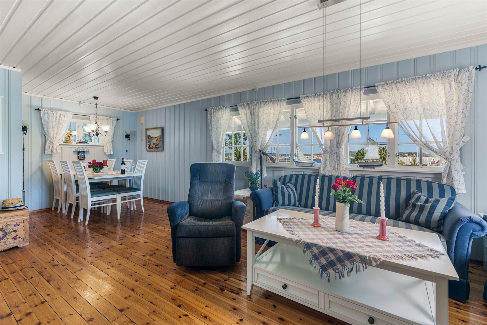 Overflatene innvendig er hovedsakelig av treverk som i stor grad er malt til fordel for et lysere preg. Galleribilde