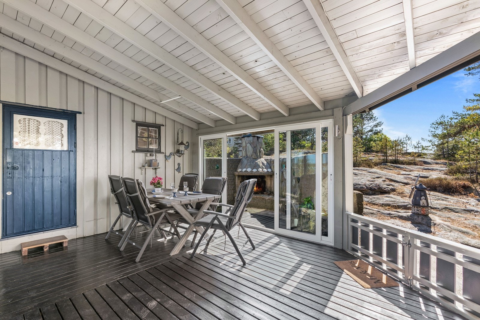 Solen titter inn til denne siden av terrassen fra utpå ettermiddagen. Galleribilde