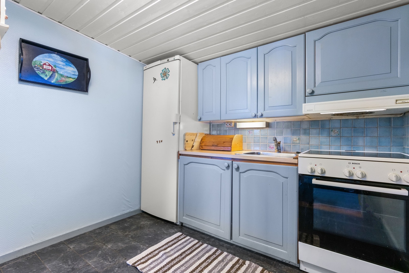 Varmtvannsbereder er montert i benkeskap. Galleribilde