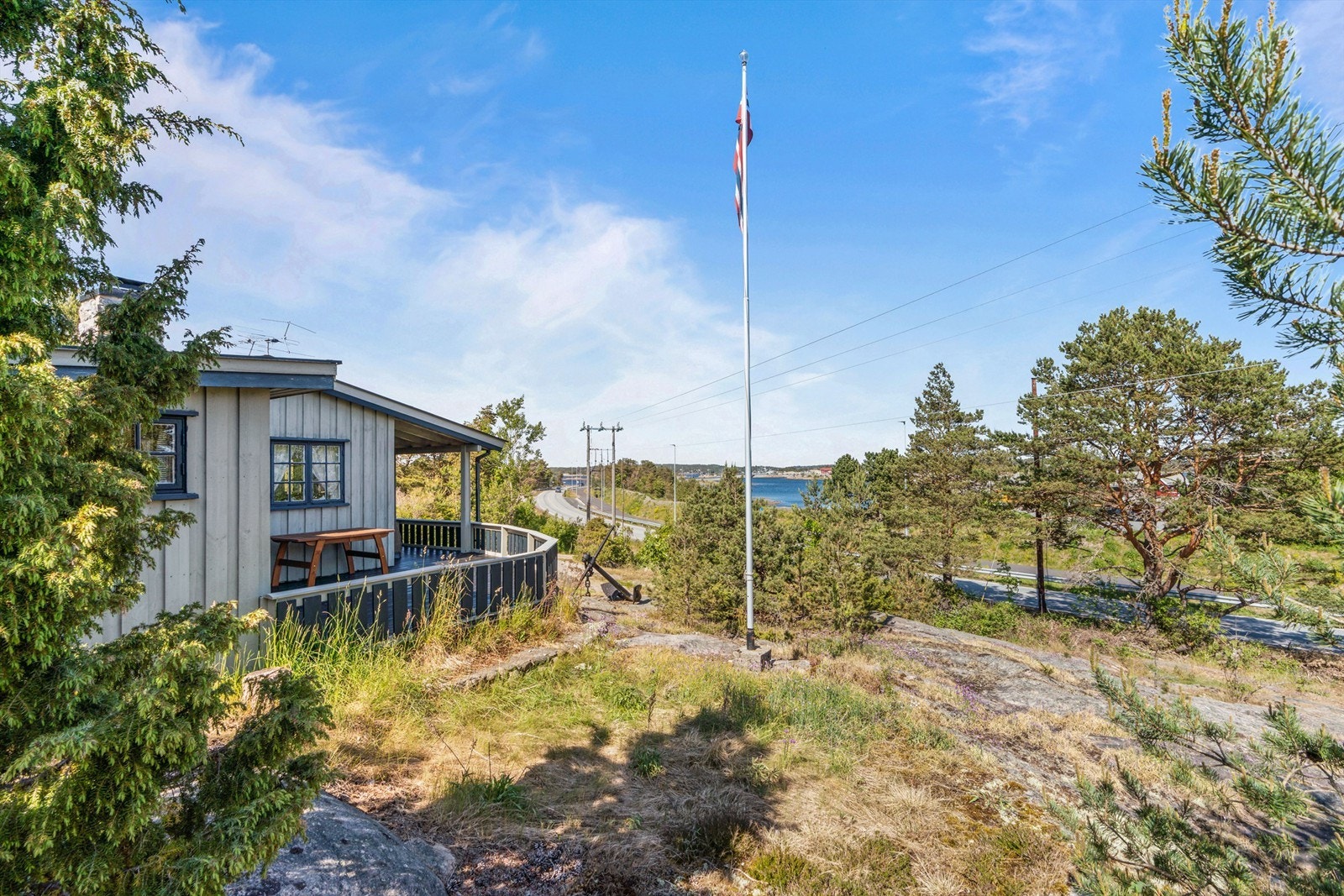 Hytta er elevert i forhold til Fastlandsveien i øst og i tillegg skjermet av vegetasjonen. Galleribilde