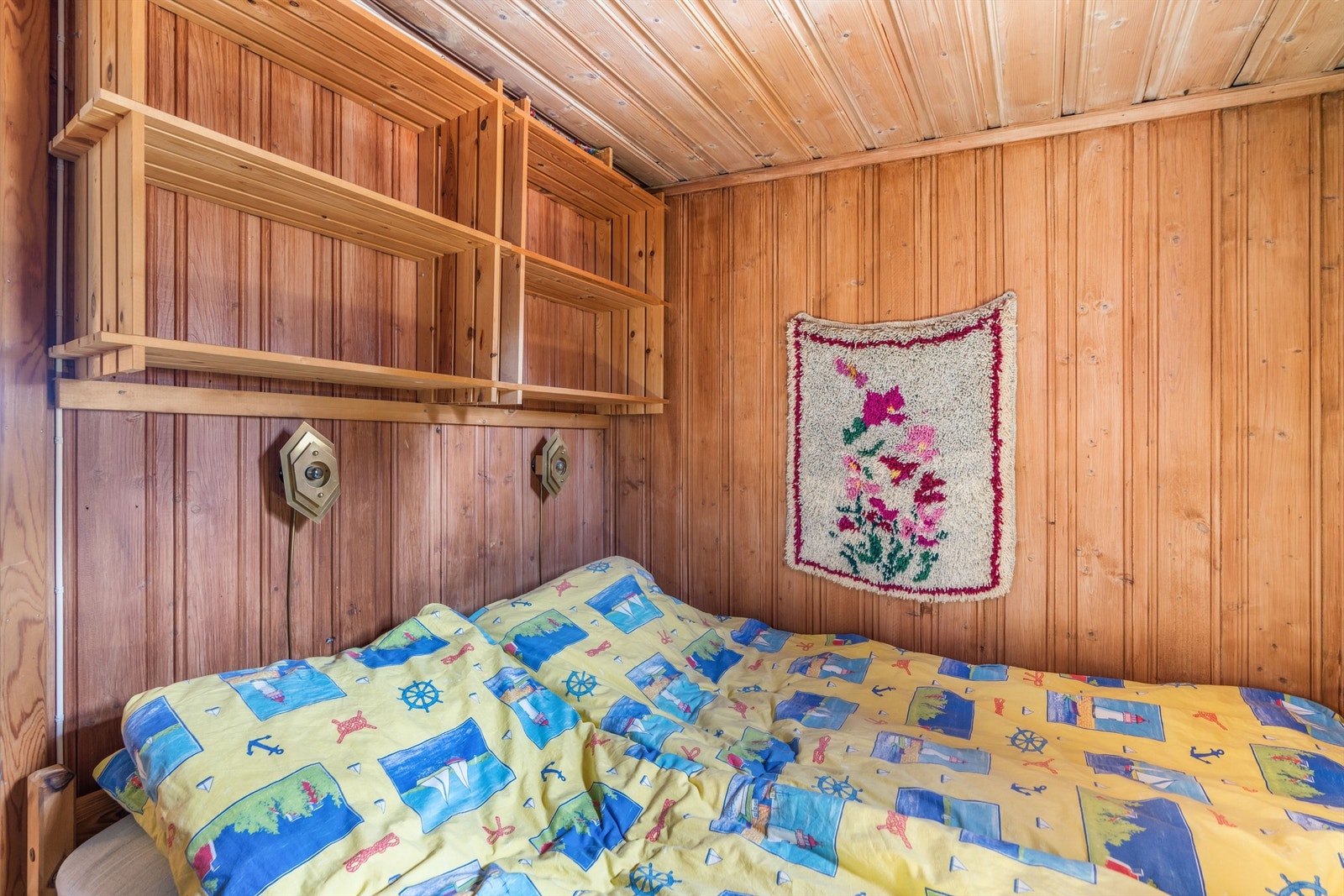 Dobbeltseng og køyeseng gir til sammen soveplass for fire personer i hyttas hoveddel. Galleribilde