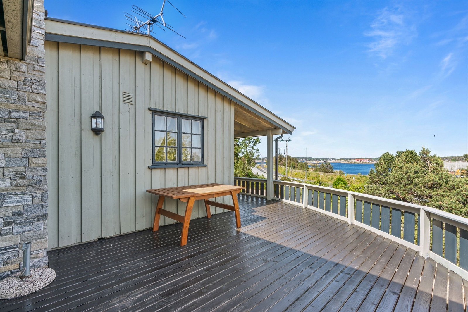 Sjøutsikt sees flere steder på hyttas omfangsrike terrasse. Galleribilde