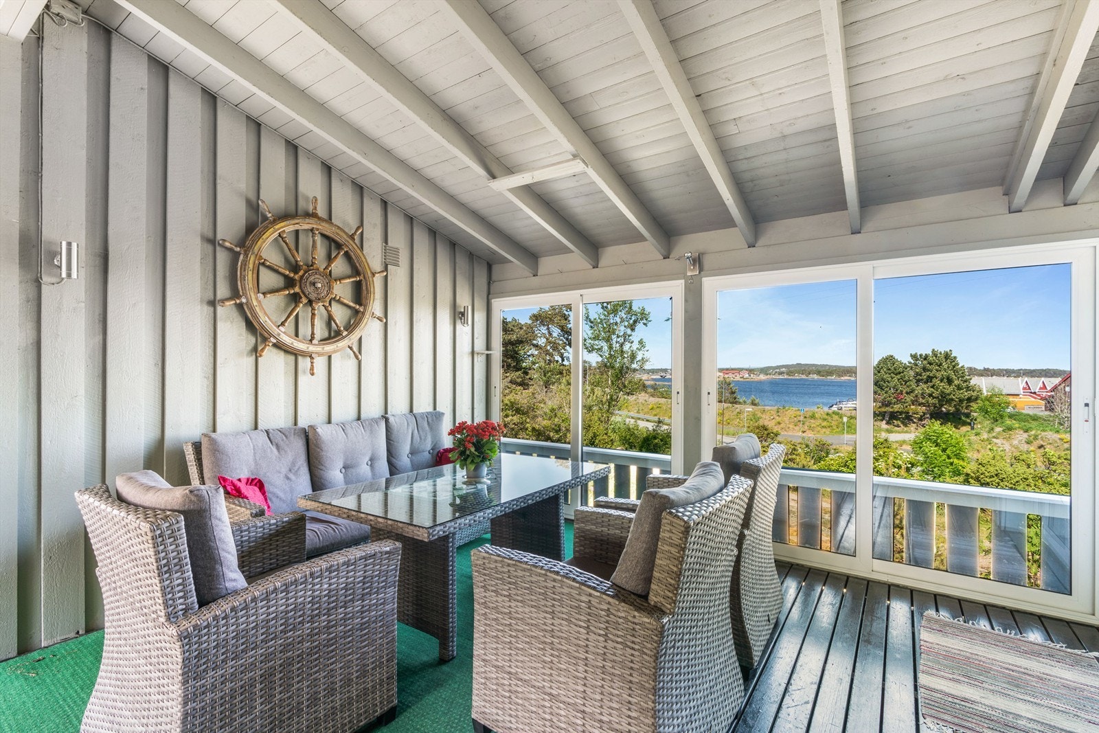 Sommerstid titter solen inn til terrassen fra grytidlig morgen. Galleribilde