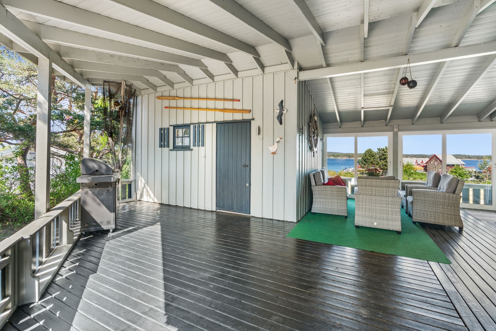 Terrassens overbygg gir også skjermet adkomst til anneks nord som ble oppført i 1993. Galleribilde