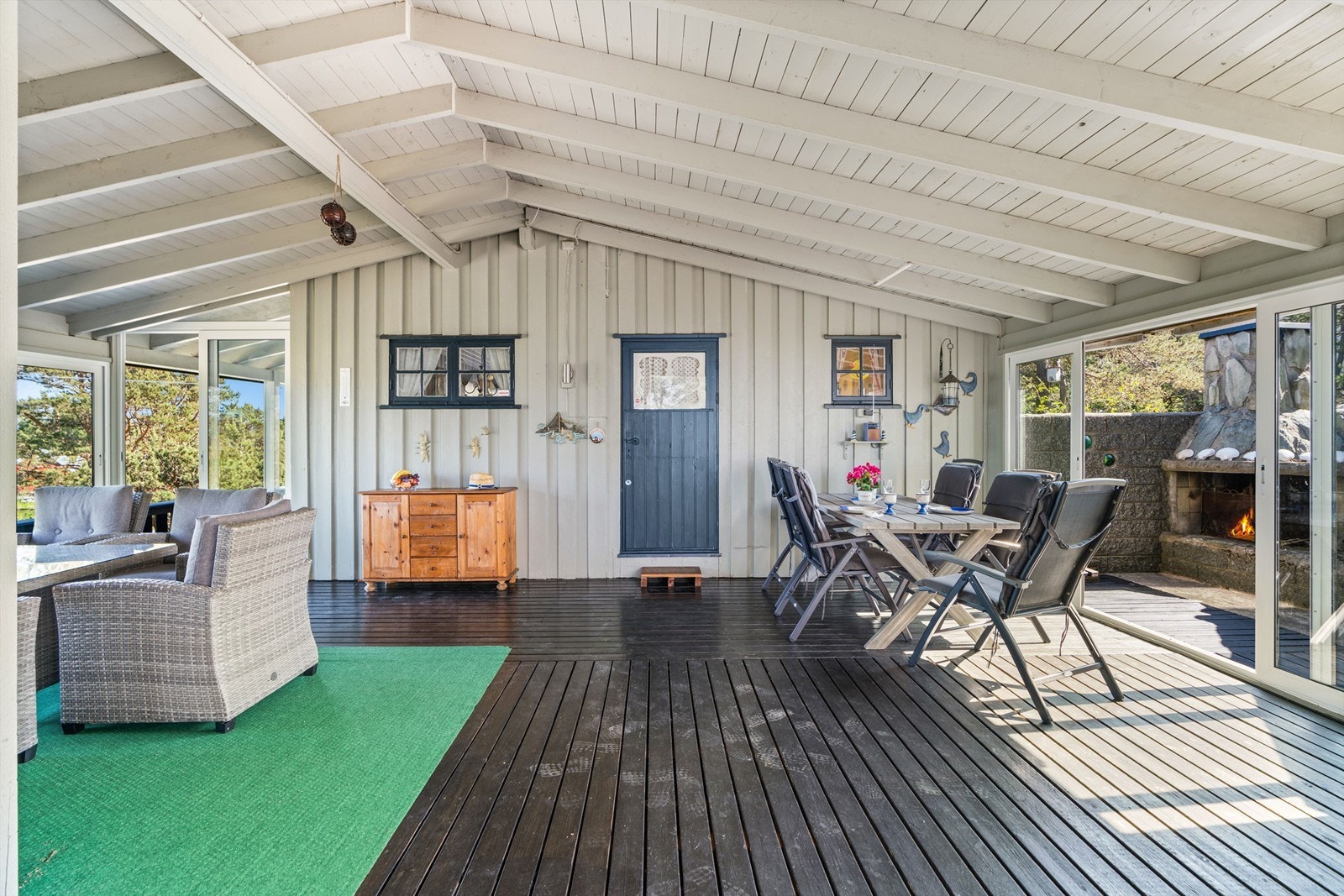 Adkomst til hyttas hoveddel skjer fra terrassen. Galleribilde