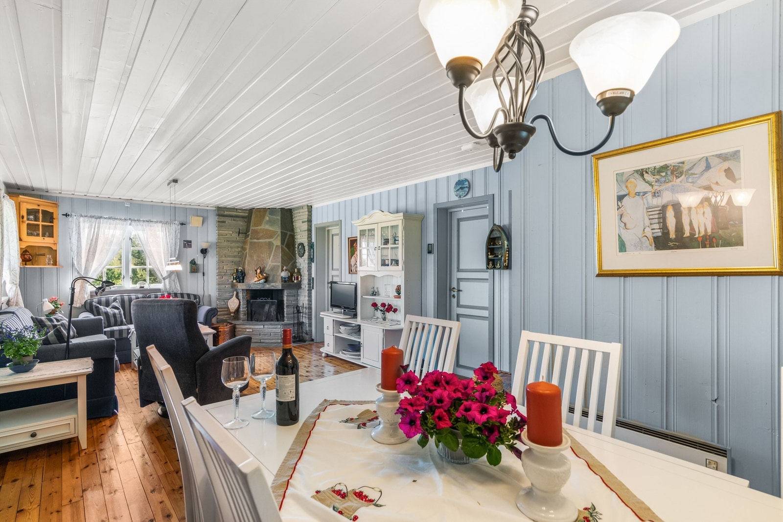 Soverommene i hyttas hoveddel er begge tilgjengelig rett fra stuen. Galleribilde