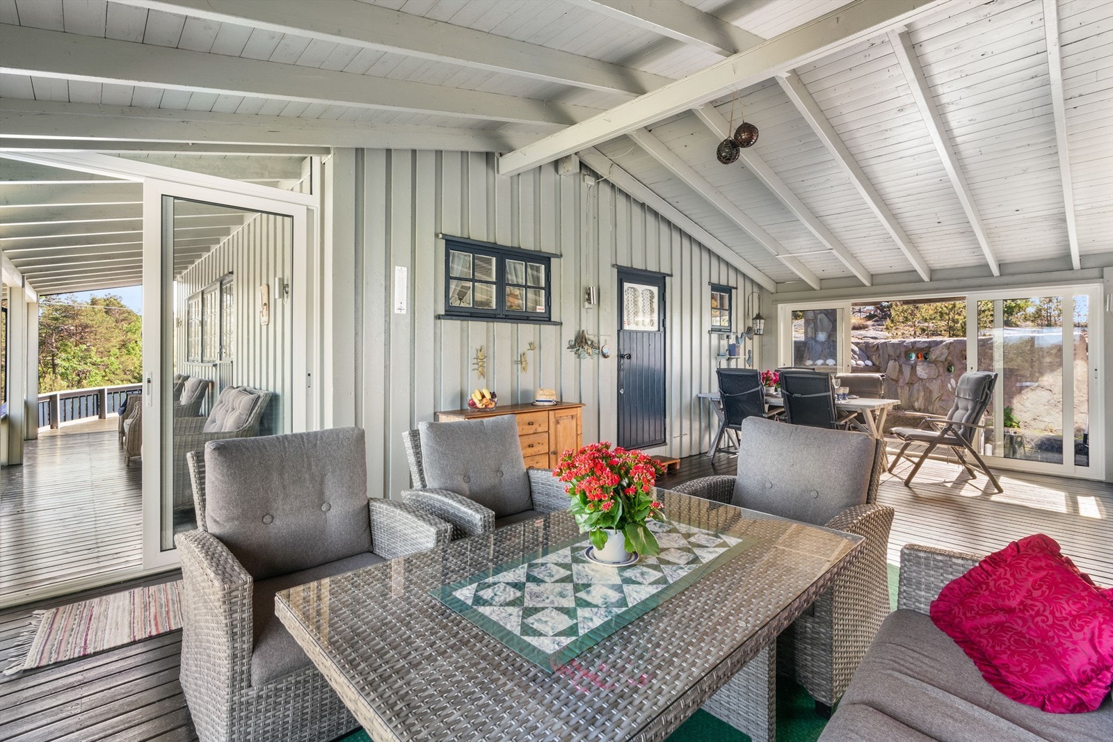 Skjermende glass og overbygg gjør det mulig å benytte terrassen nærmest som et ekstra rom. Galleribilde