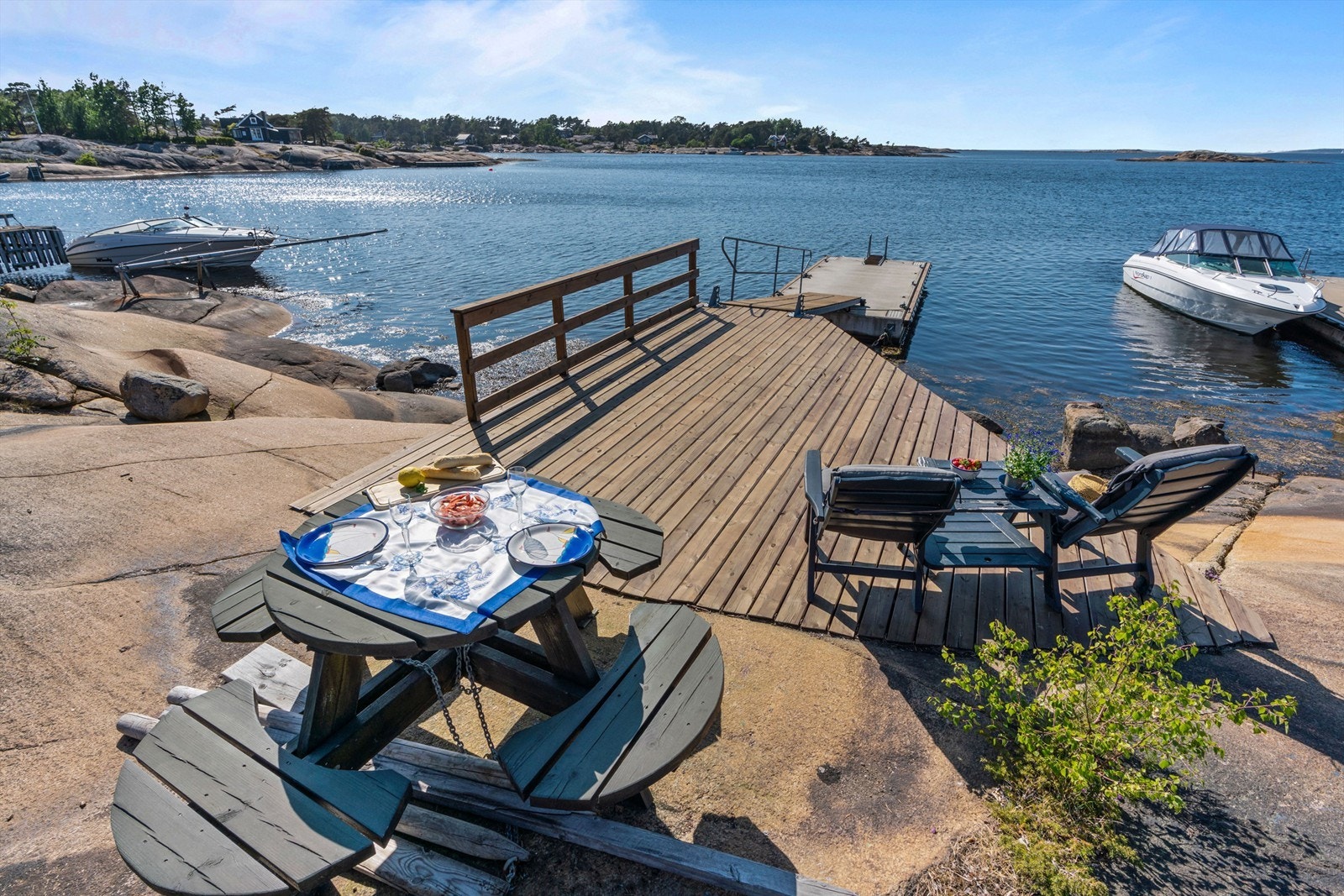 Området har veletablert fritidsbebyggelse og er i praksis det første møtet med Hvaler ved ankomst med bil. Galleribilde