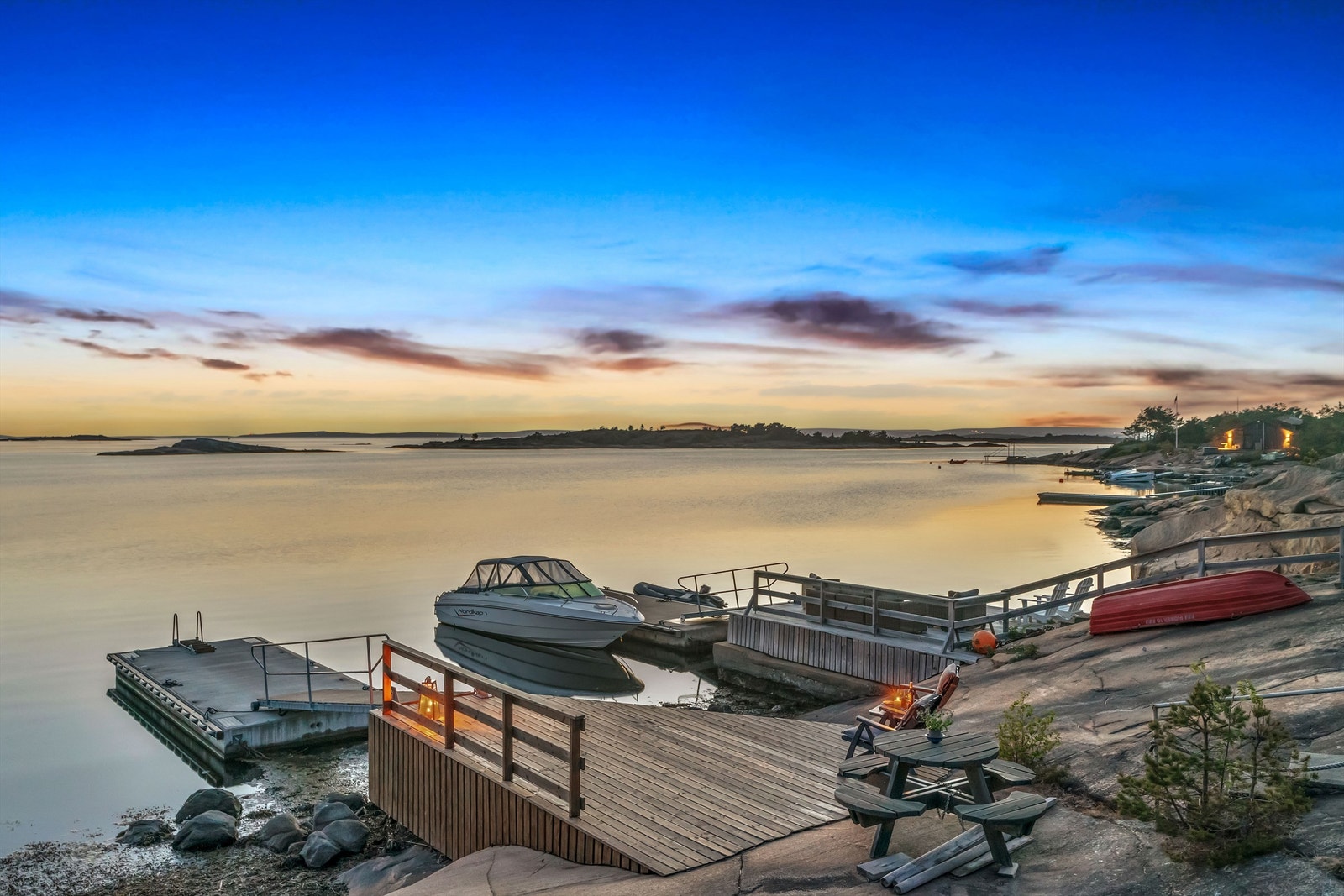 Fra tomtens vestre side ser du rett ut mot Oslofjorden og vakre solnedganger. Galleribilde