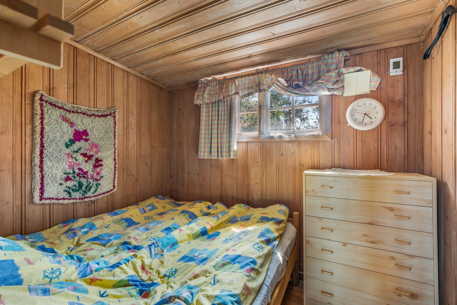 To soverom av relativt like størrelser inngår i hyttas hoveddel, dette måler ca. 4,6 kvm. Galleribilde