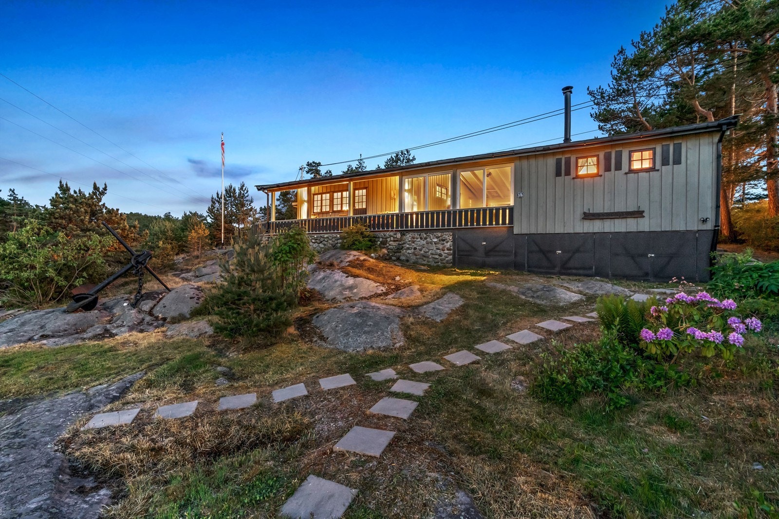 Hellebelagte gangveier leder mellom hytta og biloppstillingsområdet. Galleribilde