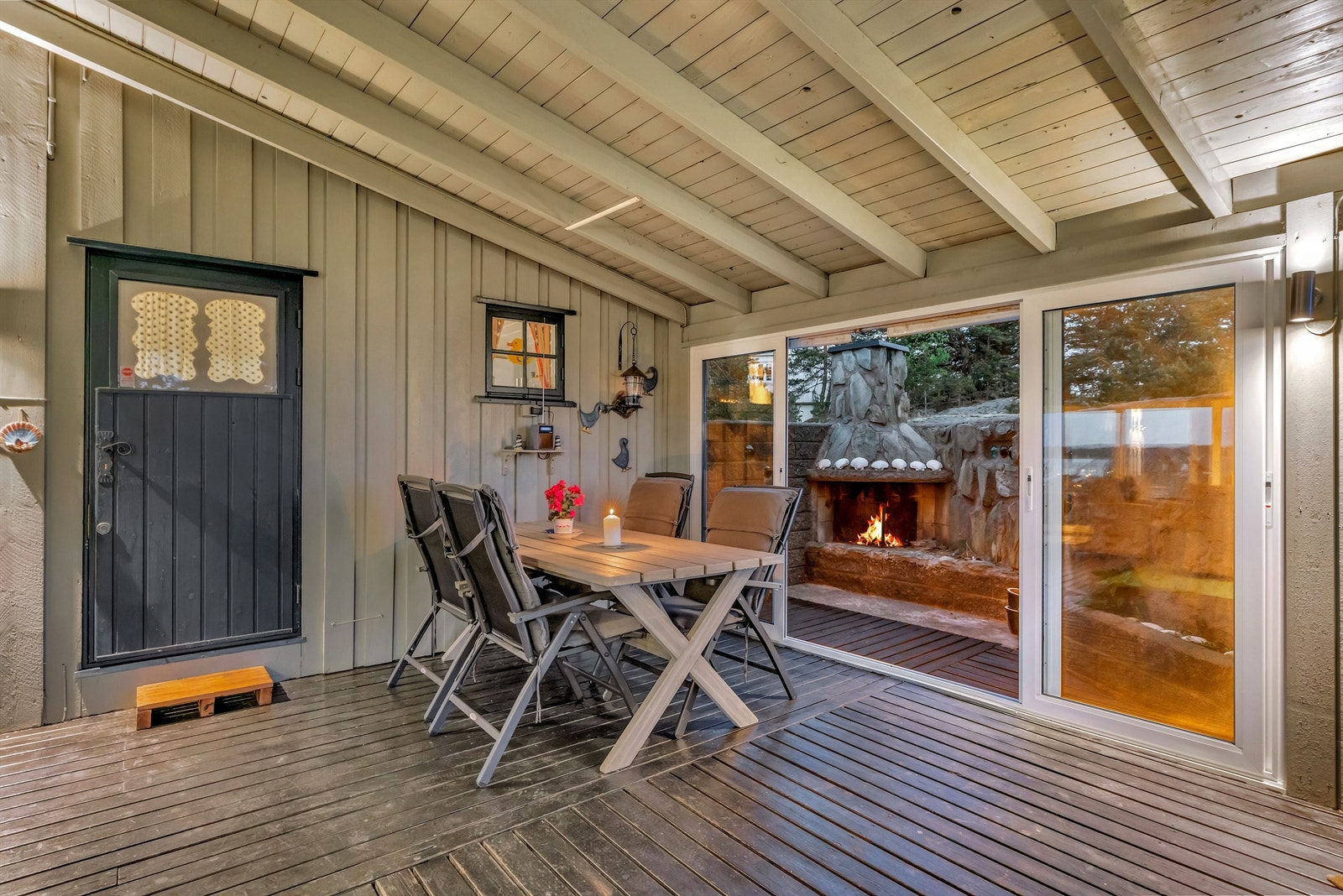 Utepeis er muret opp på terrassens vestre side. Galleribilde