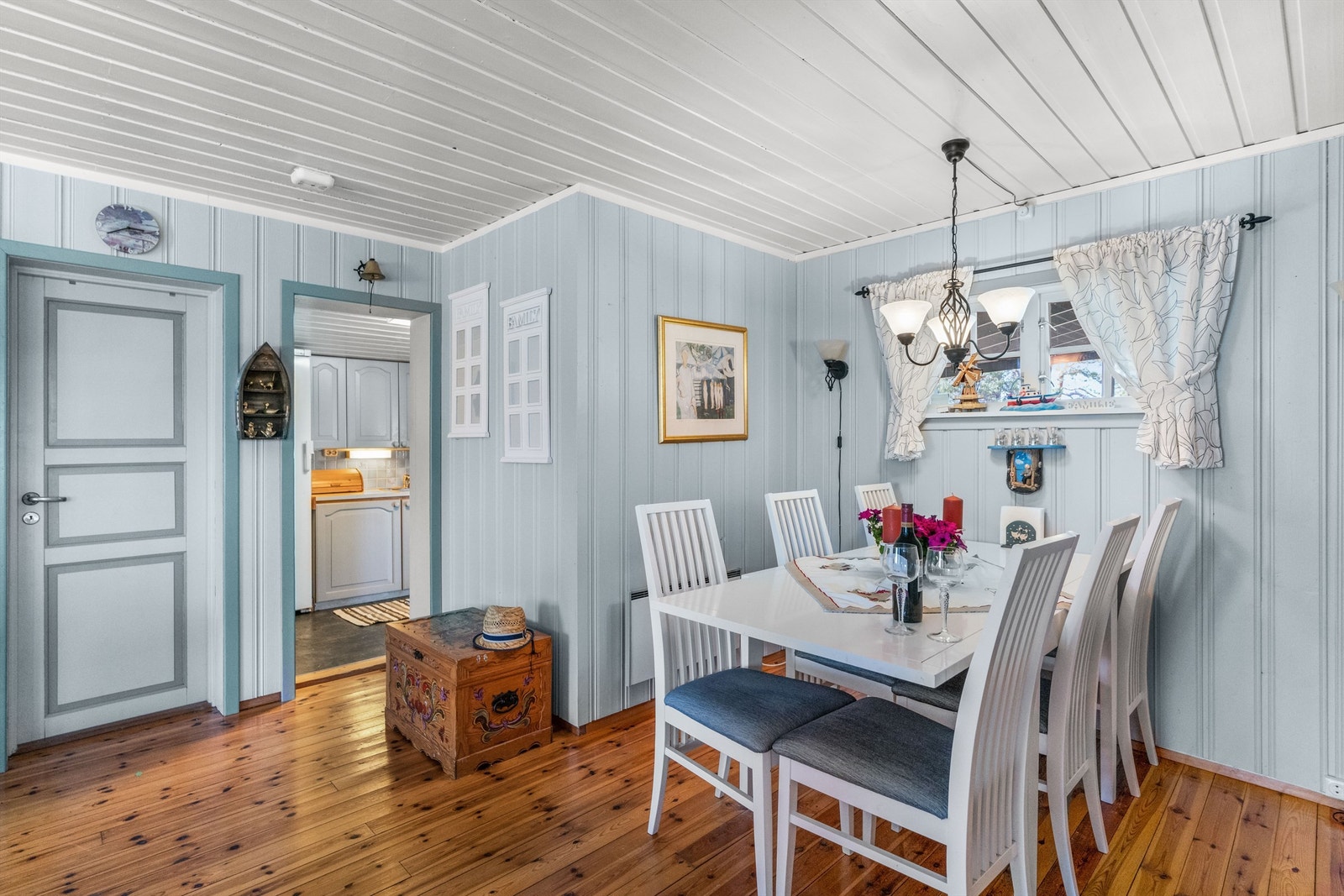 Kjøkkenet finnes i eget rom tilstøtende stuen. Galleribilde