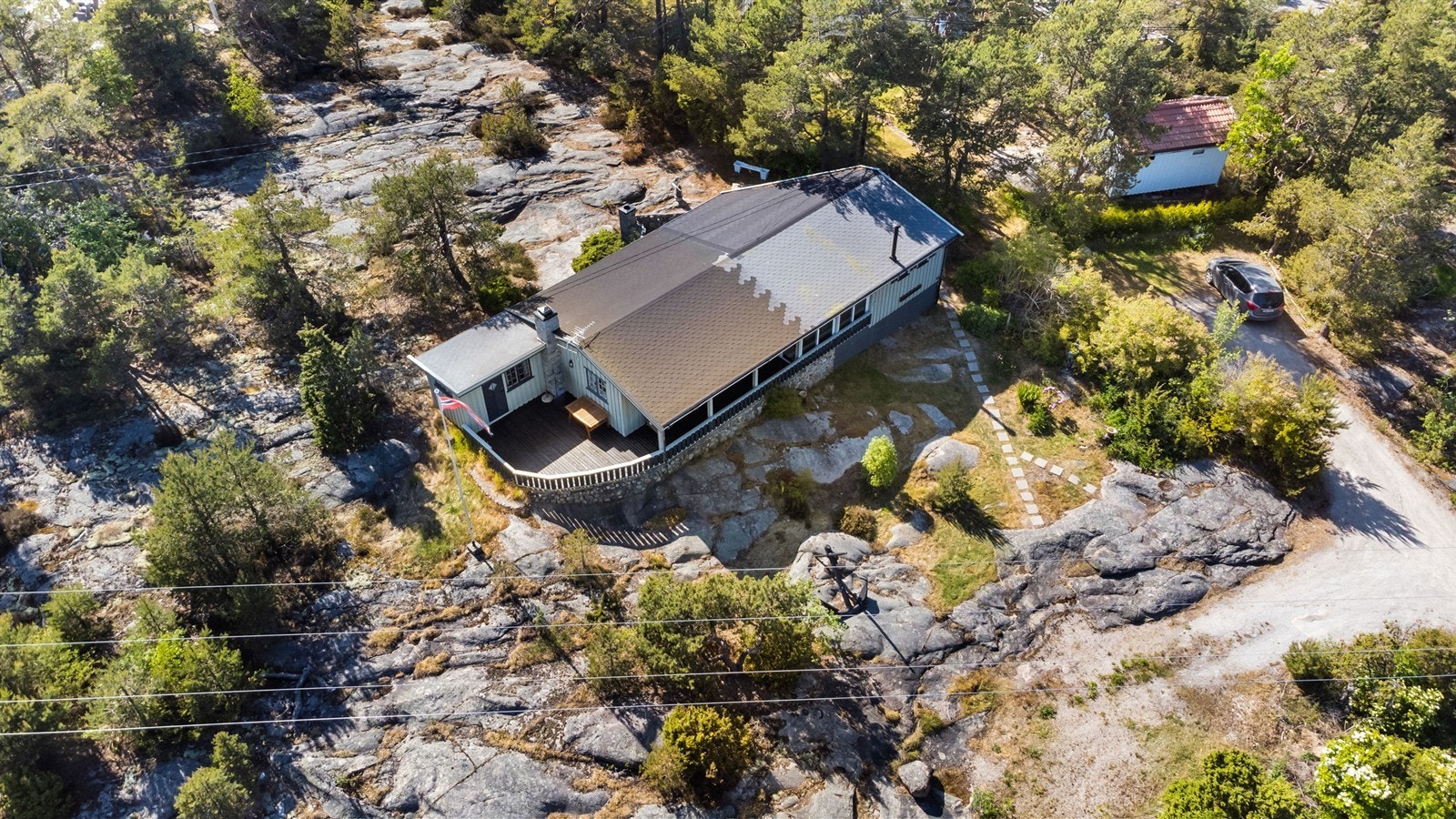 Det er svært enkel adkomst fra Fastlandsveien og parkering på tomten. Galleribilde