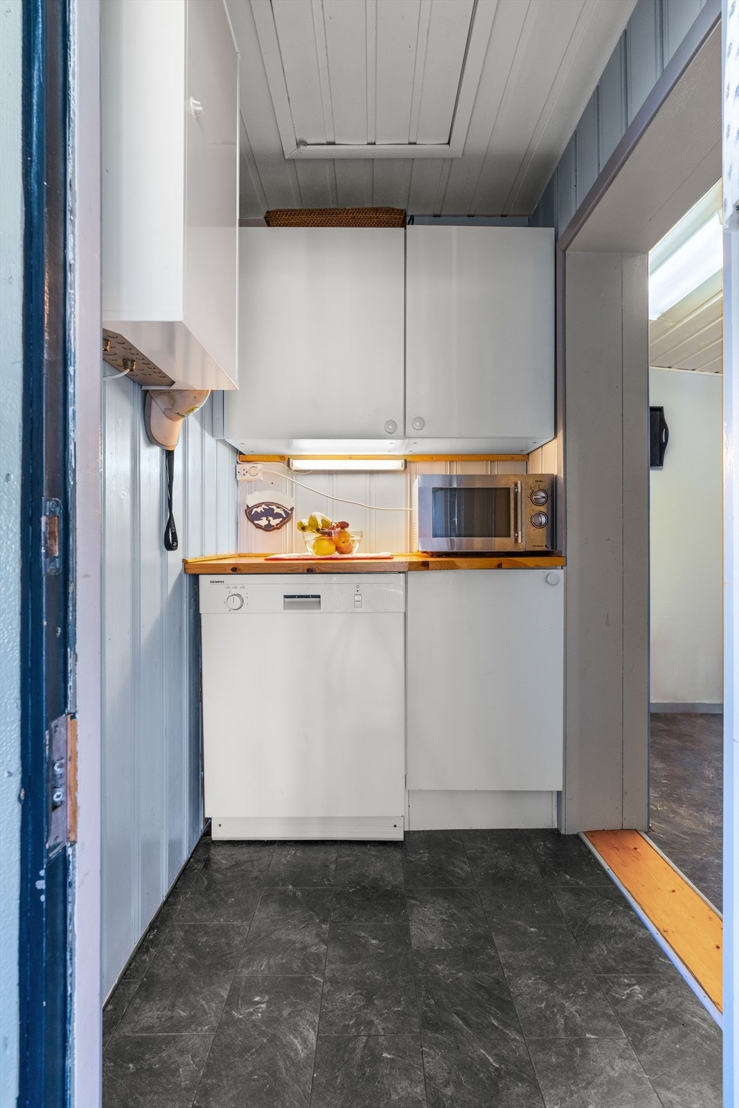 Deler av kjøkkeninnredningen er installert i entreen. Her finnes også sikringsskapet som ble oppgradert i 2000. Galleribilde