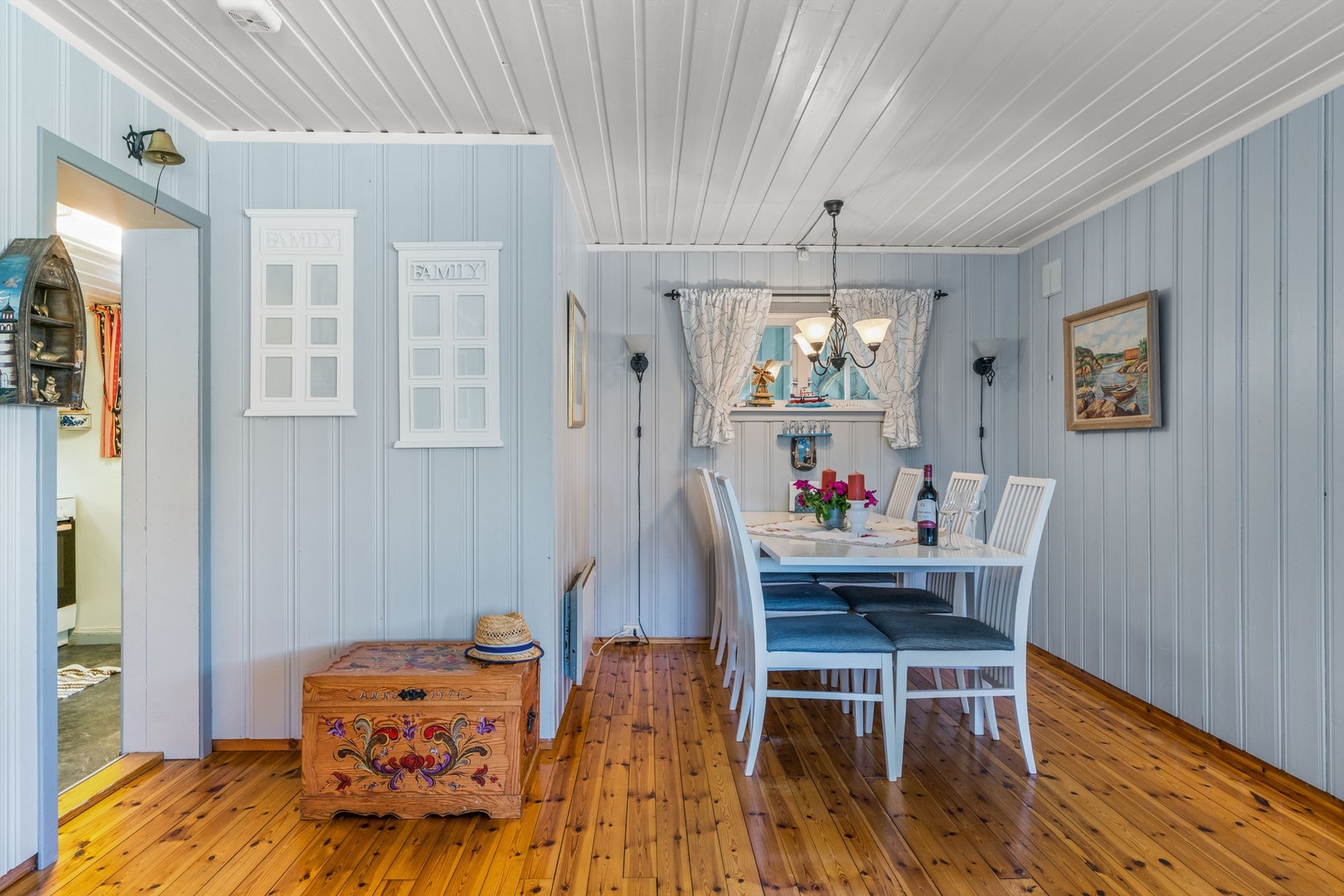 Stuens over 24 kvm. gir god plass til to sittegrupper. Det meste av hyttas møbler og inventar kan medfølge. Galleribilde