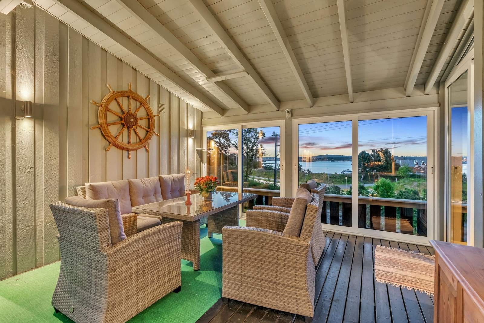 Terrassens utsikt inkluderer blant annet Siljeholmen i øst. Galleribilde