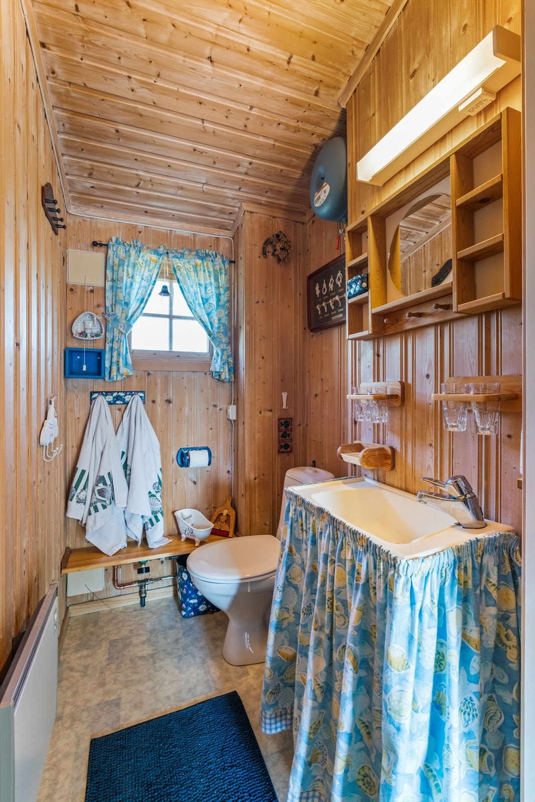 I anneks nord inngår også to rom innredet som henholdsvis toalettrom og bad. Galleribilde