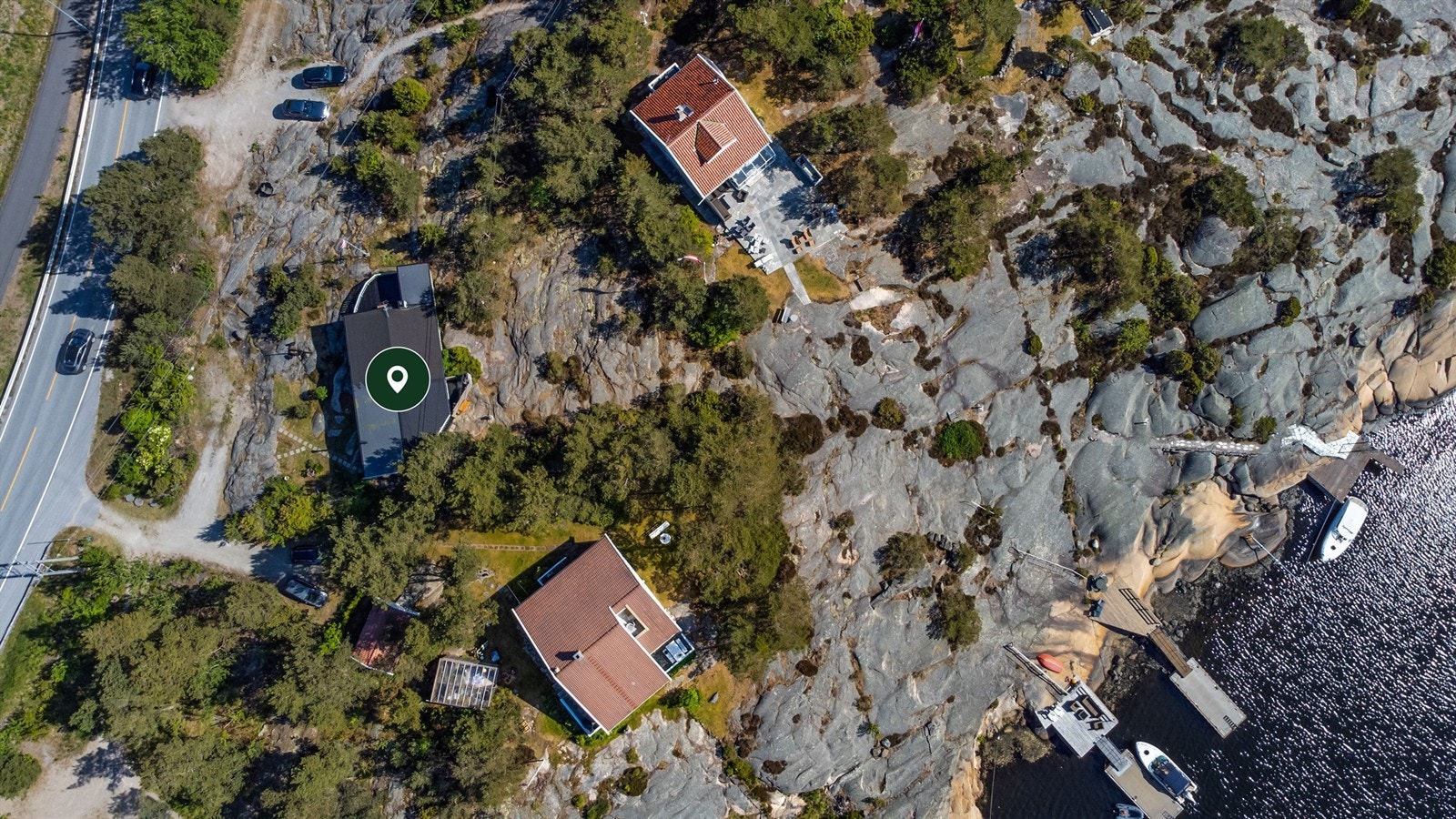 Tomten måler 2.468 kvm. og er festet, med mulighet for innløsning. Galleribilde