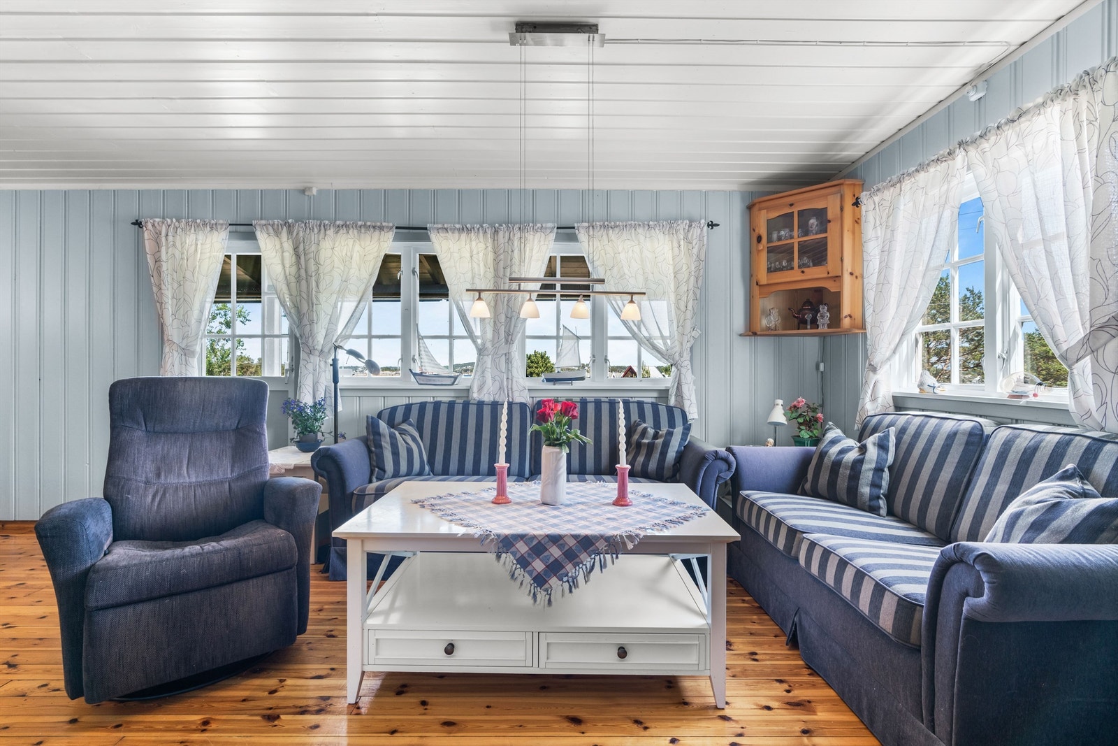 Gjennom stuevinduene sees mye av den samme fine utsikten som på terrassen. Galleribilde