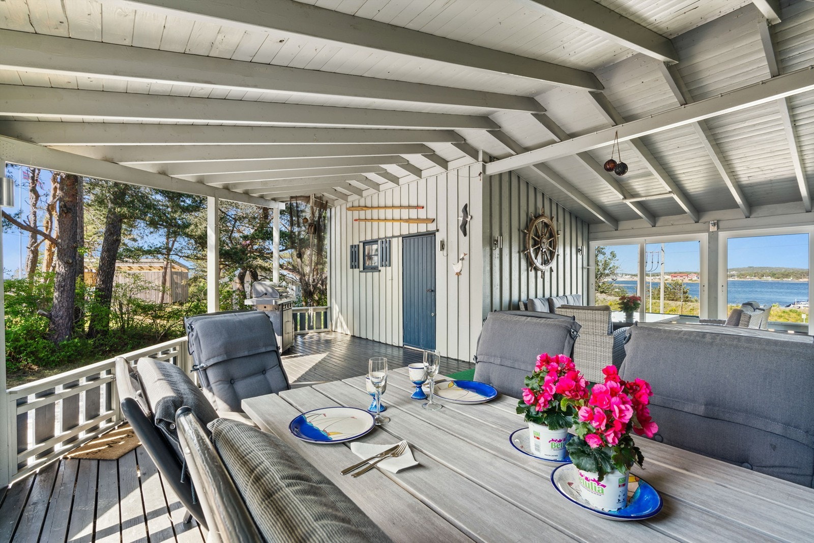 Sjøutsikten er til stede også på terrassens vestre side. Galleribilde