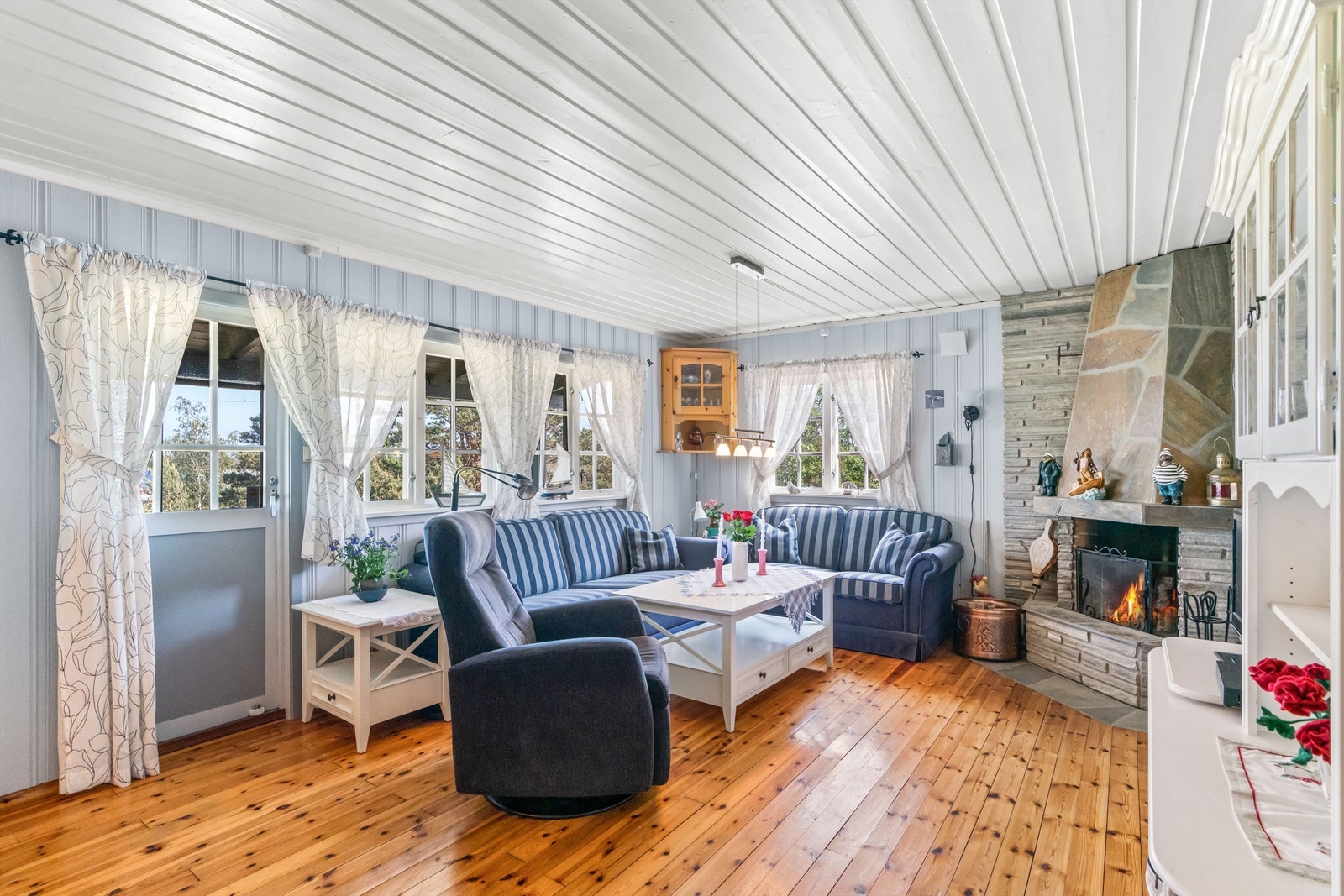 I stuen er det både god plass til felles opphold og mulighet for peishygge. Galleribilde