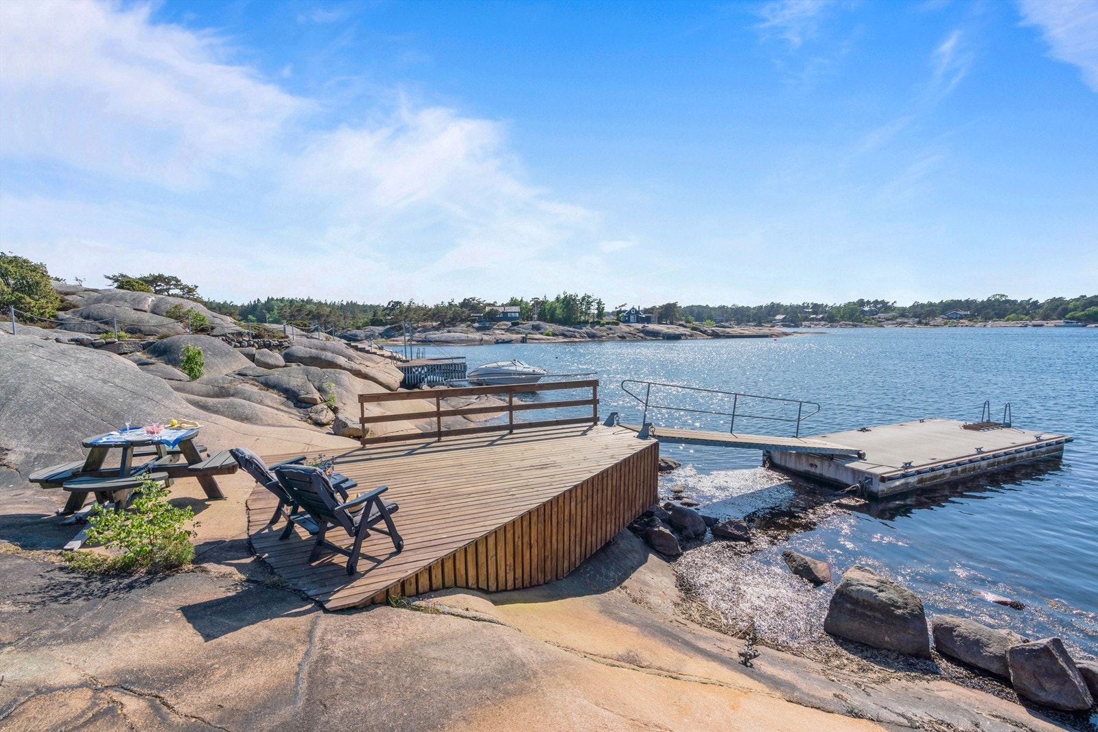 Bryggen er i senere år utvidet og forlenget med flytebrygge, men verken omsøkt eller godkjent. Galleribilde