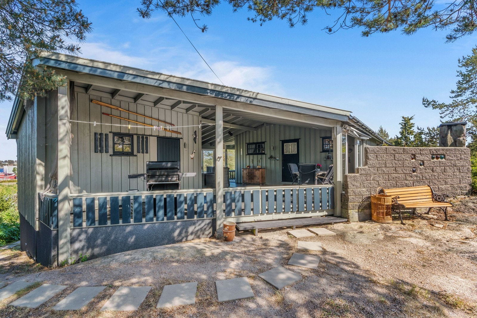 Denne siden vender mot ettermiddags- og kveldssolens gang sommerstid. Galleribilde