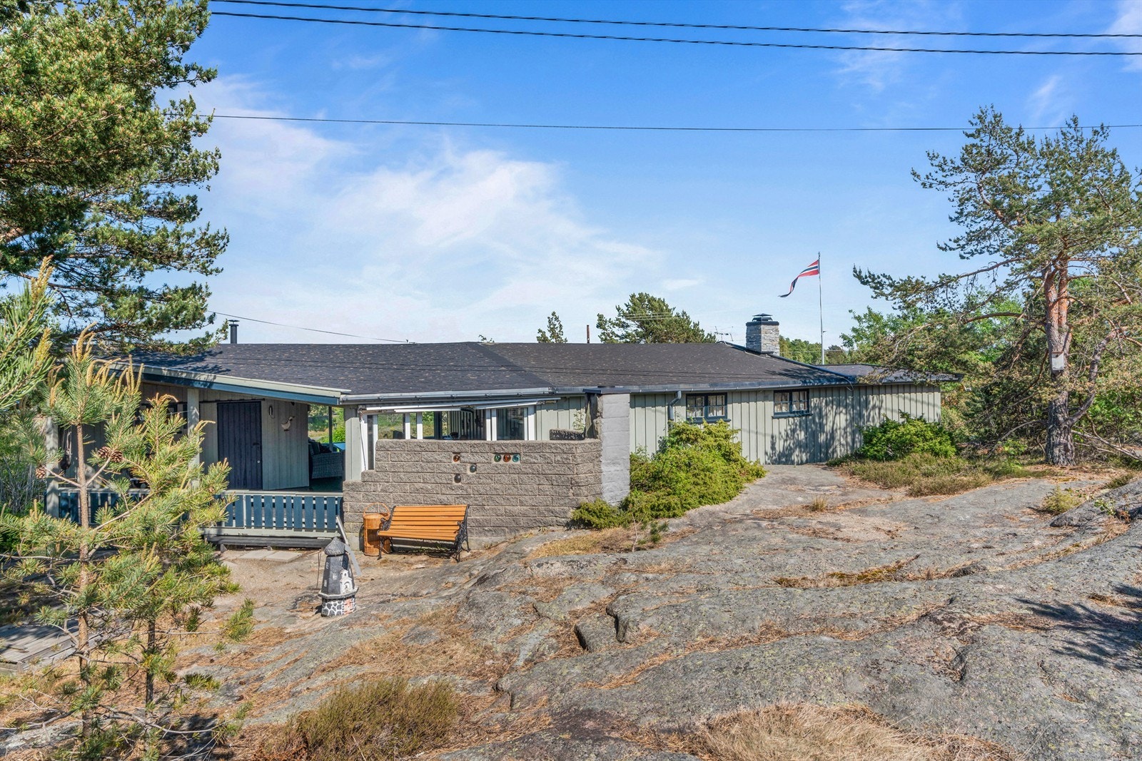 Vest for hytta består tomten hovedsakelig av barfjell og naturlig vegetasjon. Galleribilde