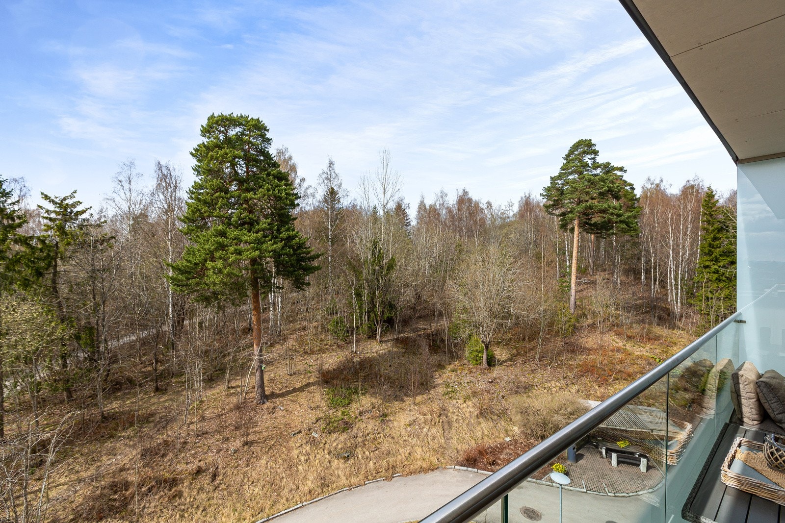 Fra balkongen kan du nyte utsikt til frodige grøntområder. Galleribilde