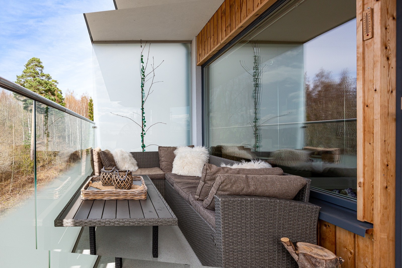 Balkongen har god skjerming med overbygg og levegg mot nabo. Galleribilde