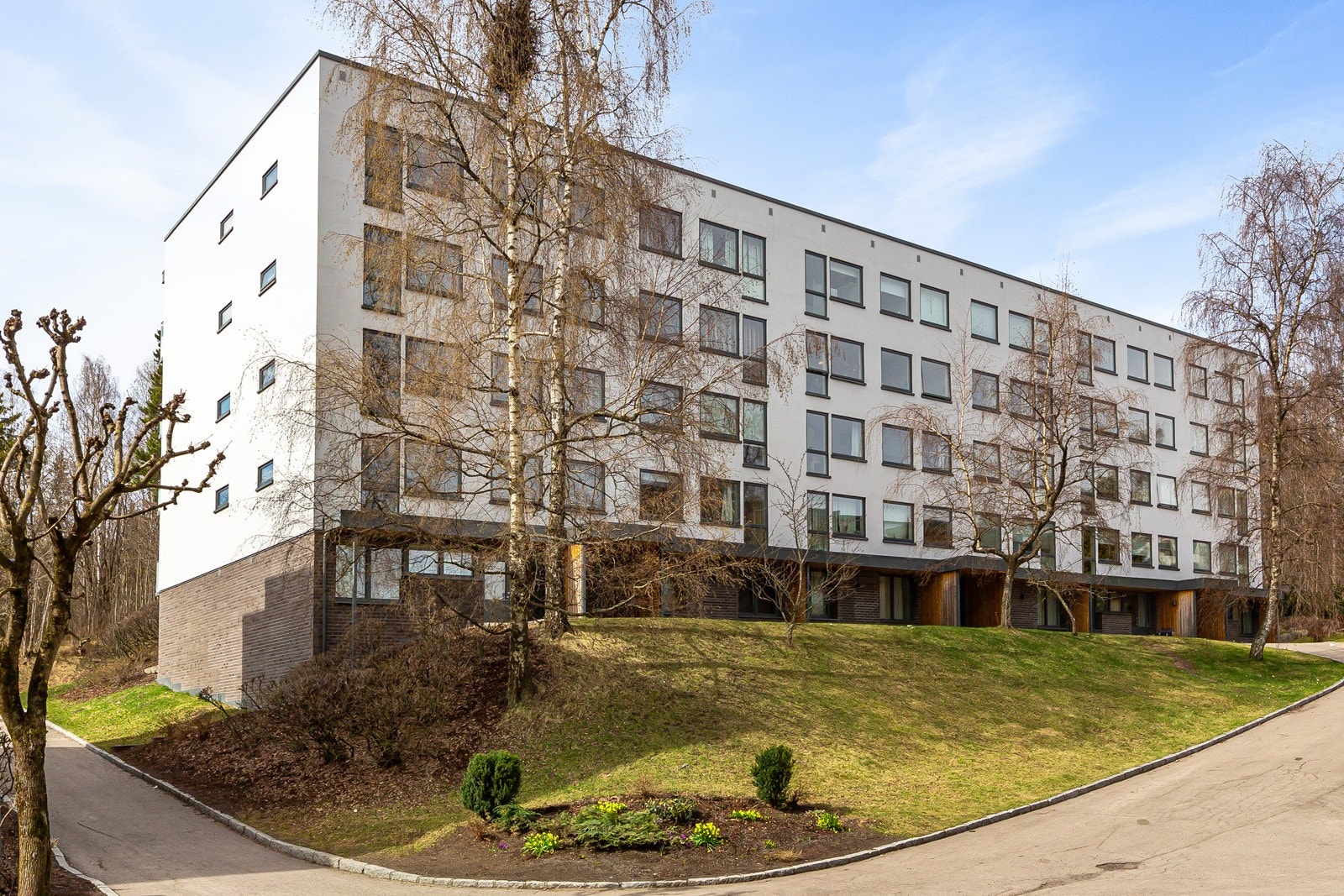 Dette er en svært familievennlig beliggenhet med kort gangavstand til skoler, samt hele åtte barnehager i kort avstand. Galleribilde