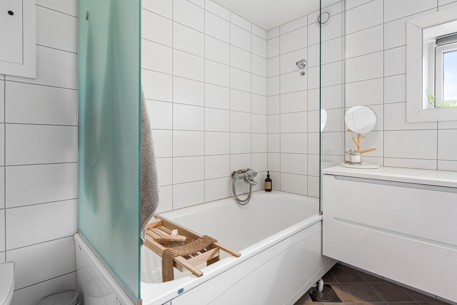 På den innerste veggen er det også montert baderomsinnredning, så her er det rikelig med muligheter for oppbevaring. Galleribilde