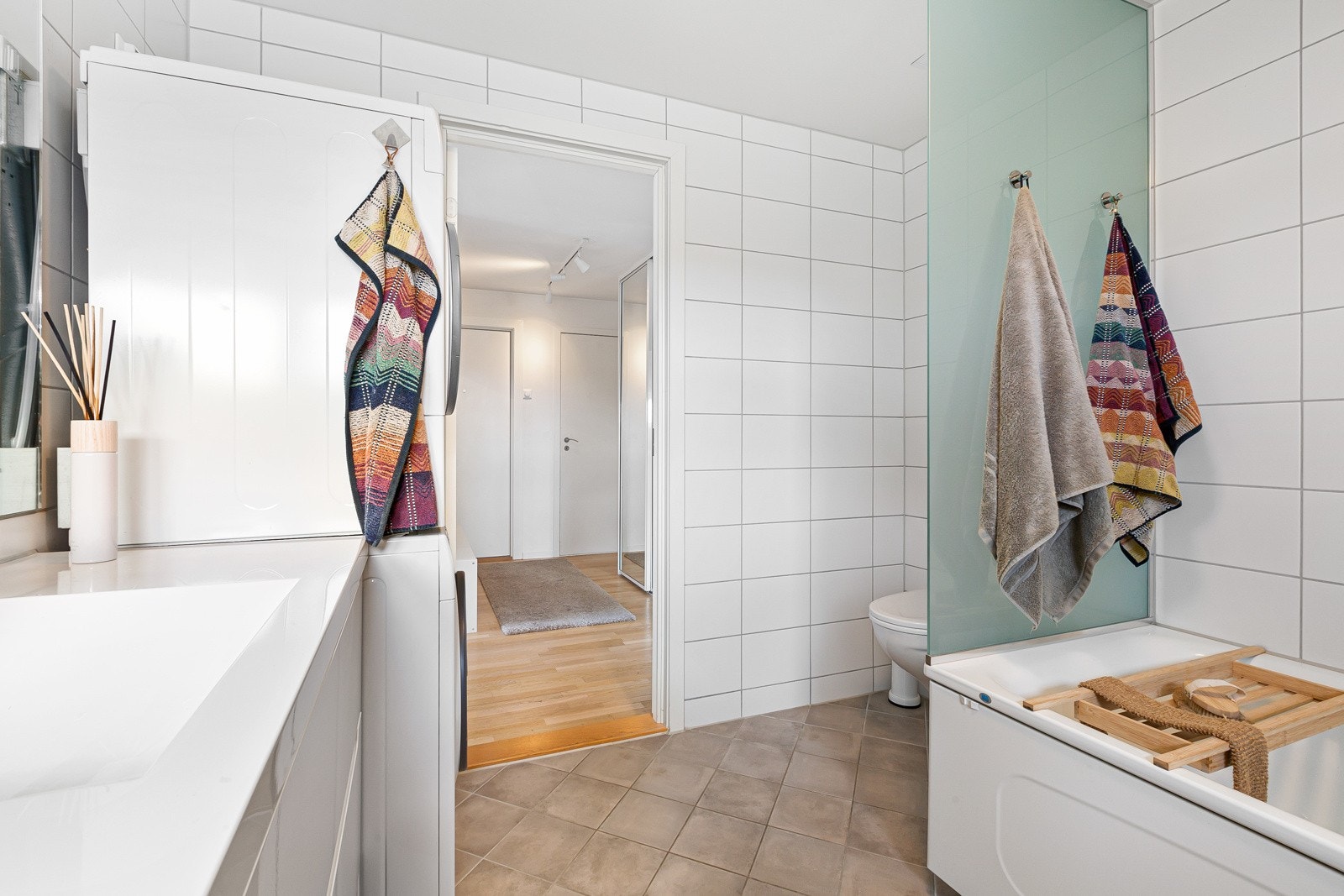 Badet har flislagte overflater, gulvvarme og mekanisk avtrekk. Galleribilde