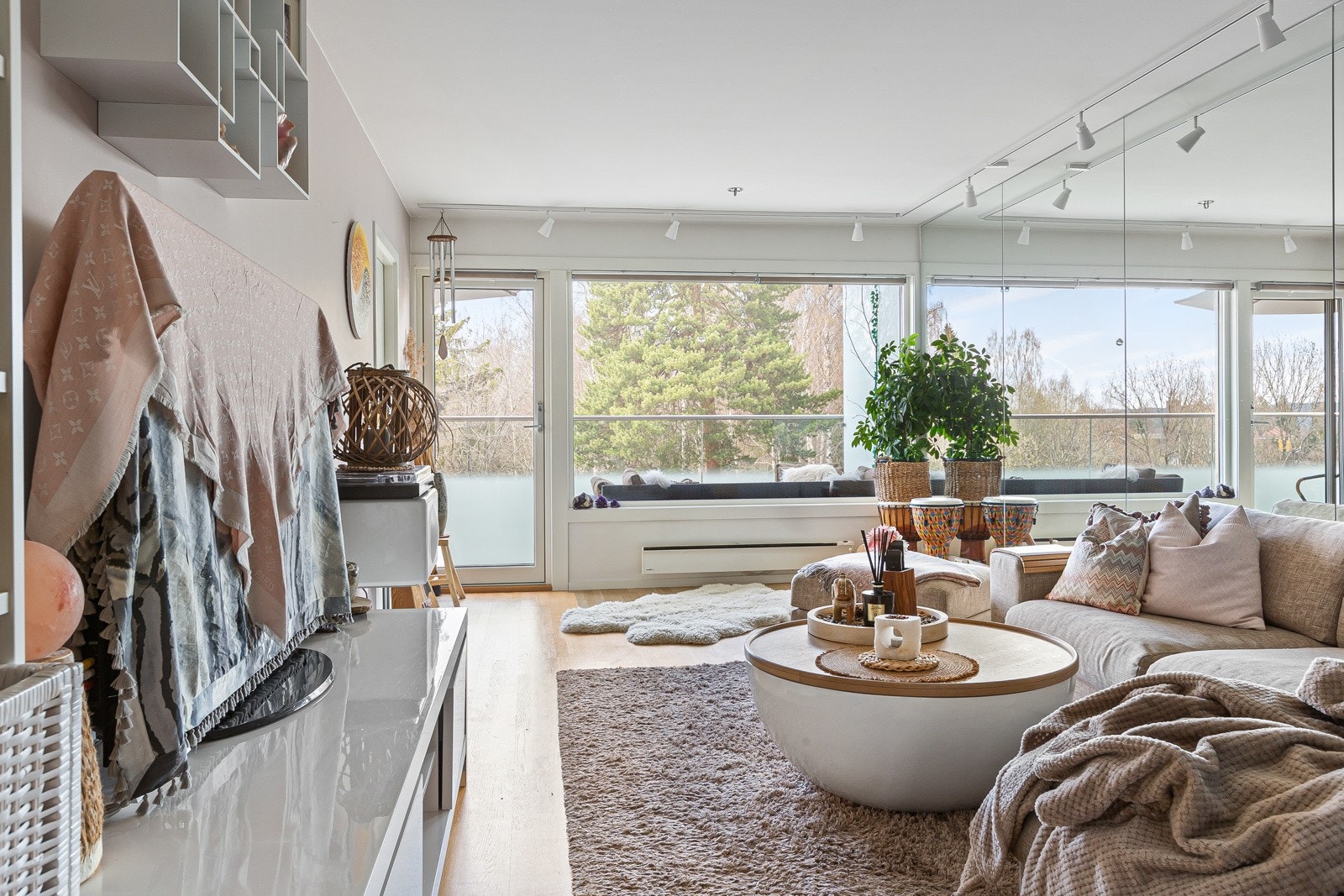 Stuen er romslig med god plass for flere møbleringsmuligheter. Galleribilde