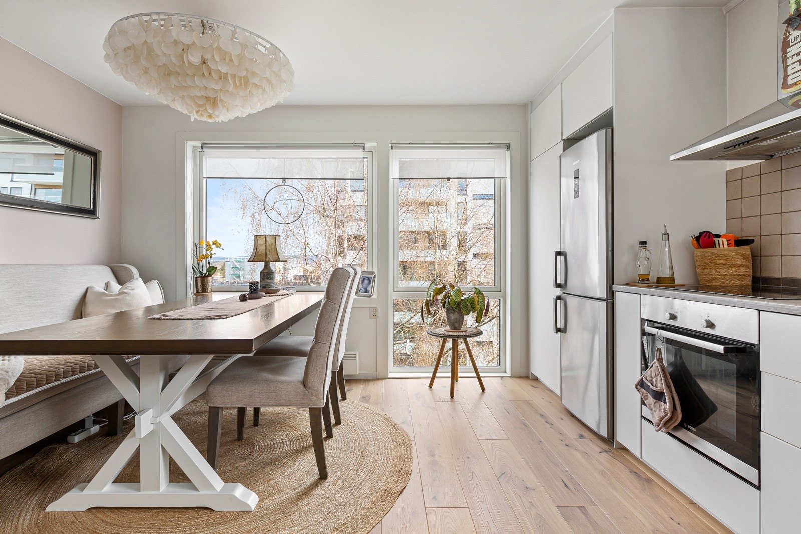 Kjøkkenet har store sydøstvendte vinduer fra 2019 som sikrer godt med dagslys. Kjøkkenet er et meget trivelig rom med enstavs parkett fra 2023 og lyse vegger. Galleribilde