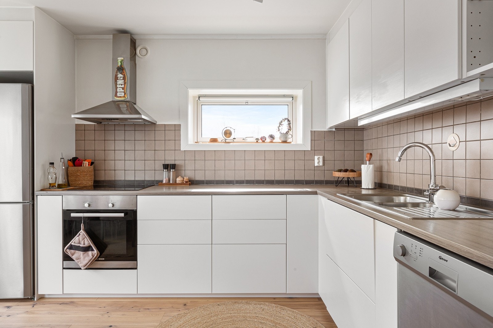 Kjøkkenet har opplegg for oppvaskmaskin og det er både platetopp og stekeovn integrert i innredningen. Galleribilde