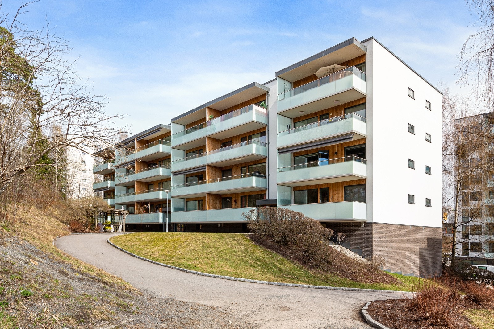 Borettslaget har trivelige, grønne fellesområder med plener og beplantning, samt asfalterte gangveier. Galleribilde