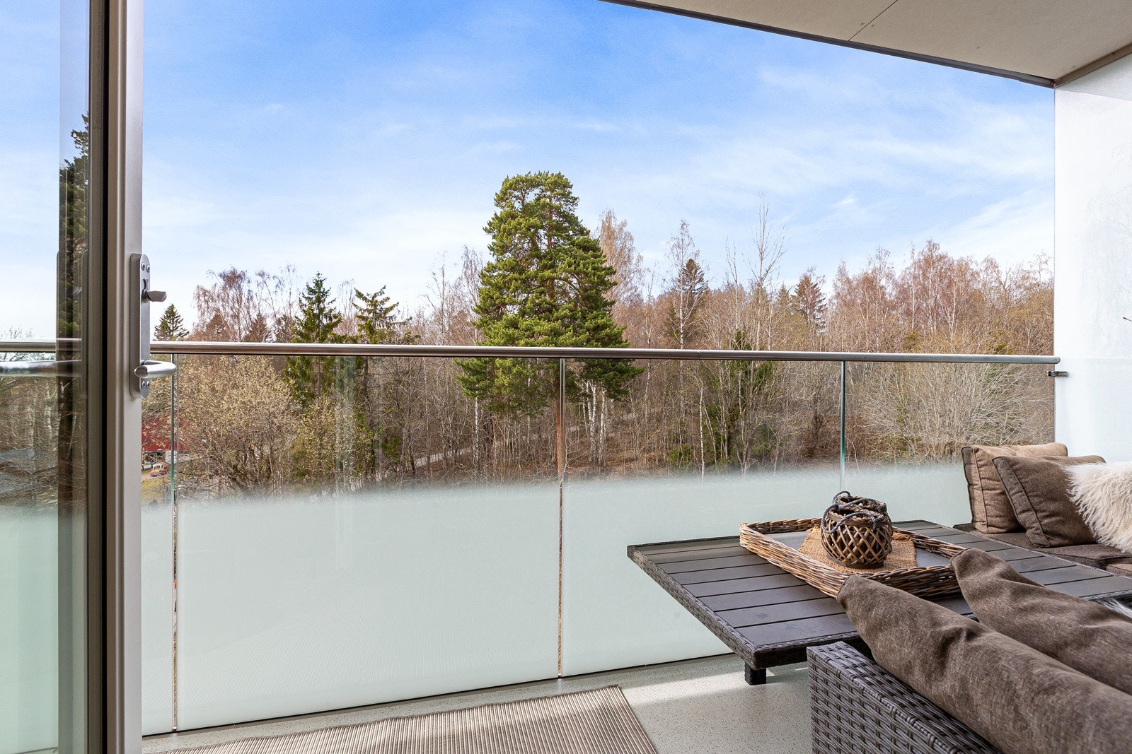 Rekkverk i metall og glassfelt, ivaretar både sol og utsikt. Galleribilde