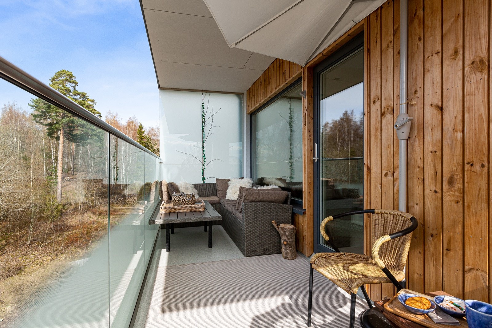 Balkongen er på 11 kvm med særdeles flott intern beliggenhet. Fin uteplass med betongdekke, glassrekkverk og levegg mot nabo. Galleribilde