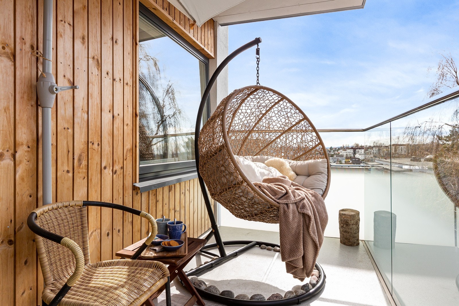 Eiendomsmegler Kristine Følkner ønsker velkommen til velholdt 4-roms med nydelig balkong og flott utsikt vendt mot grøntområde. Balkongen er på 11 kvm, så her er det plass til møblering på begge sider av balkongdøren. Galleribilde