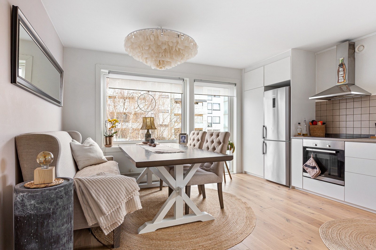 Kjøkkenet har benkebelysning og over kokesonen er det montert en ventilator med kullfilter. Galleribilde