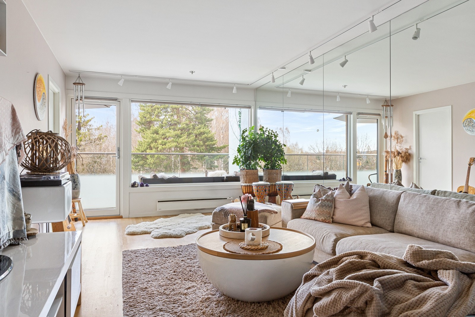 Store vinduer vendt ut mot balkong og skogen. Meget skjermet og uforstyrret. Galleribilde